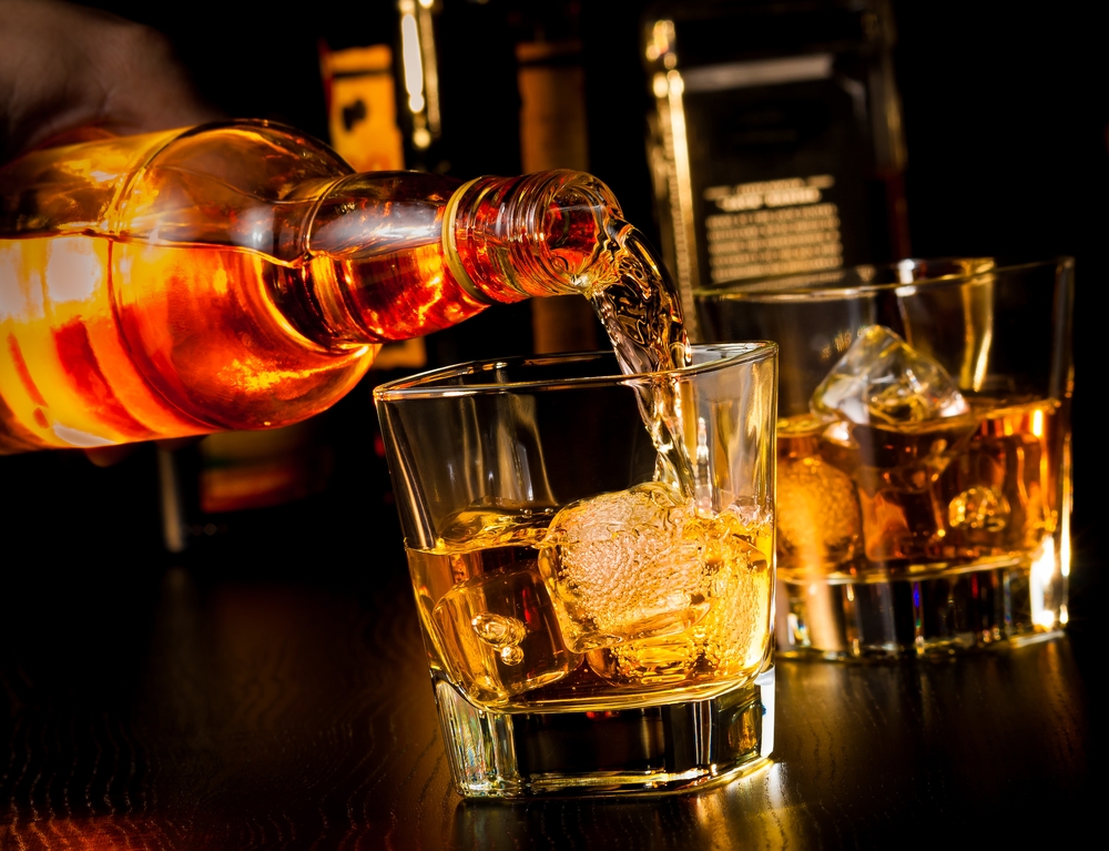 Comprehensive Guide to Differentiating Bourbon and Whiskey: Origins, Production, and Flavors