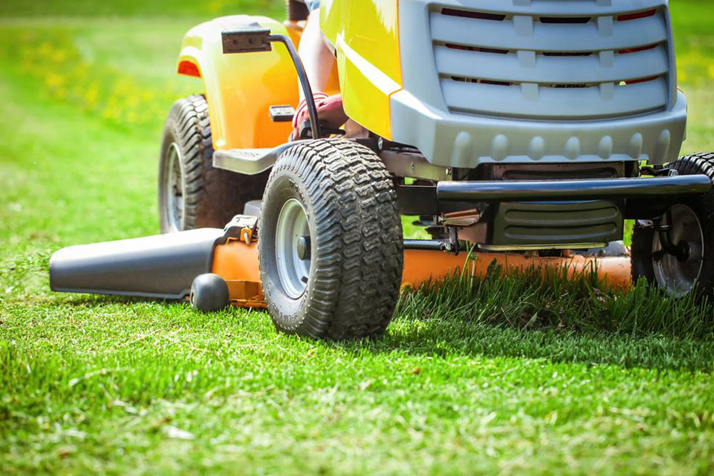Durable and Efficient John Deere Riding Lawn Mowers