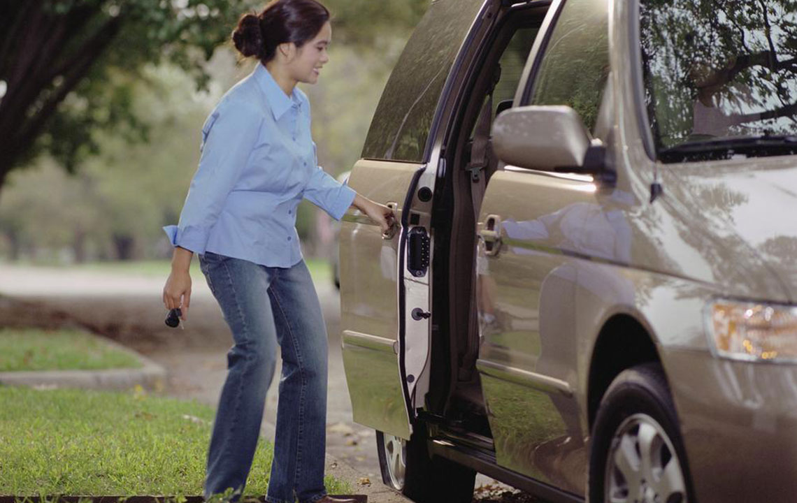 In-Depth Analysis of the 2017 Toyota Sienna Minivan: Features, Performance, and Safety