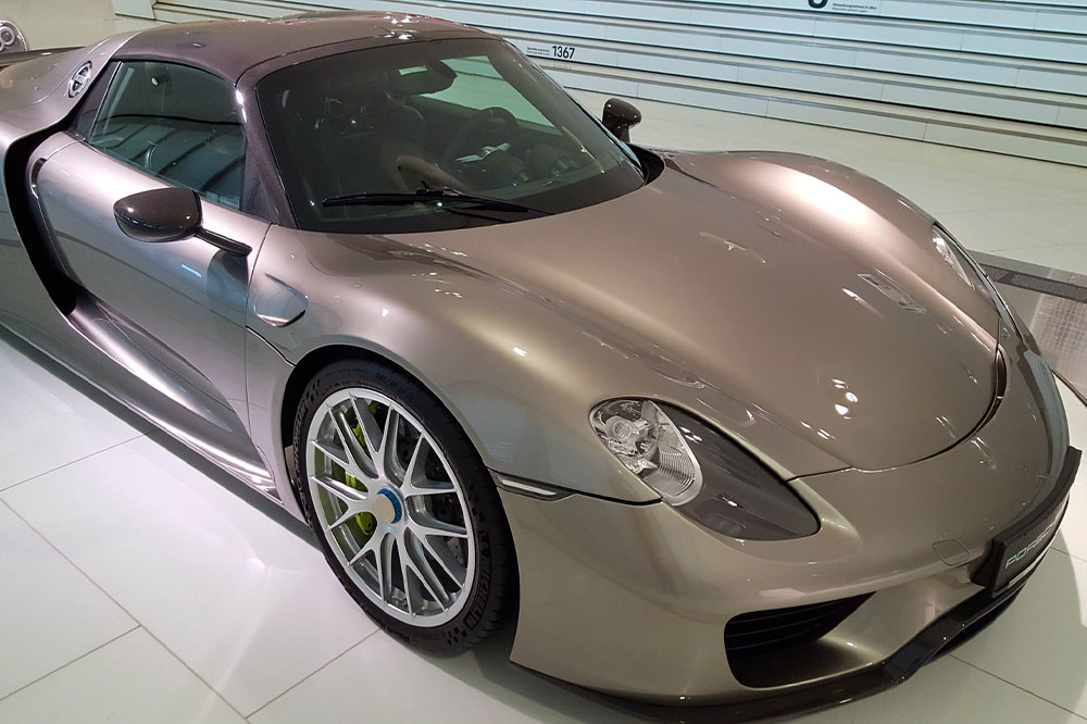 Discover the Outstanding Attributes of the Porsche Cayman as a Premier Sports Car