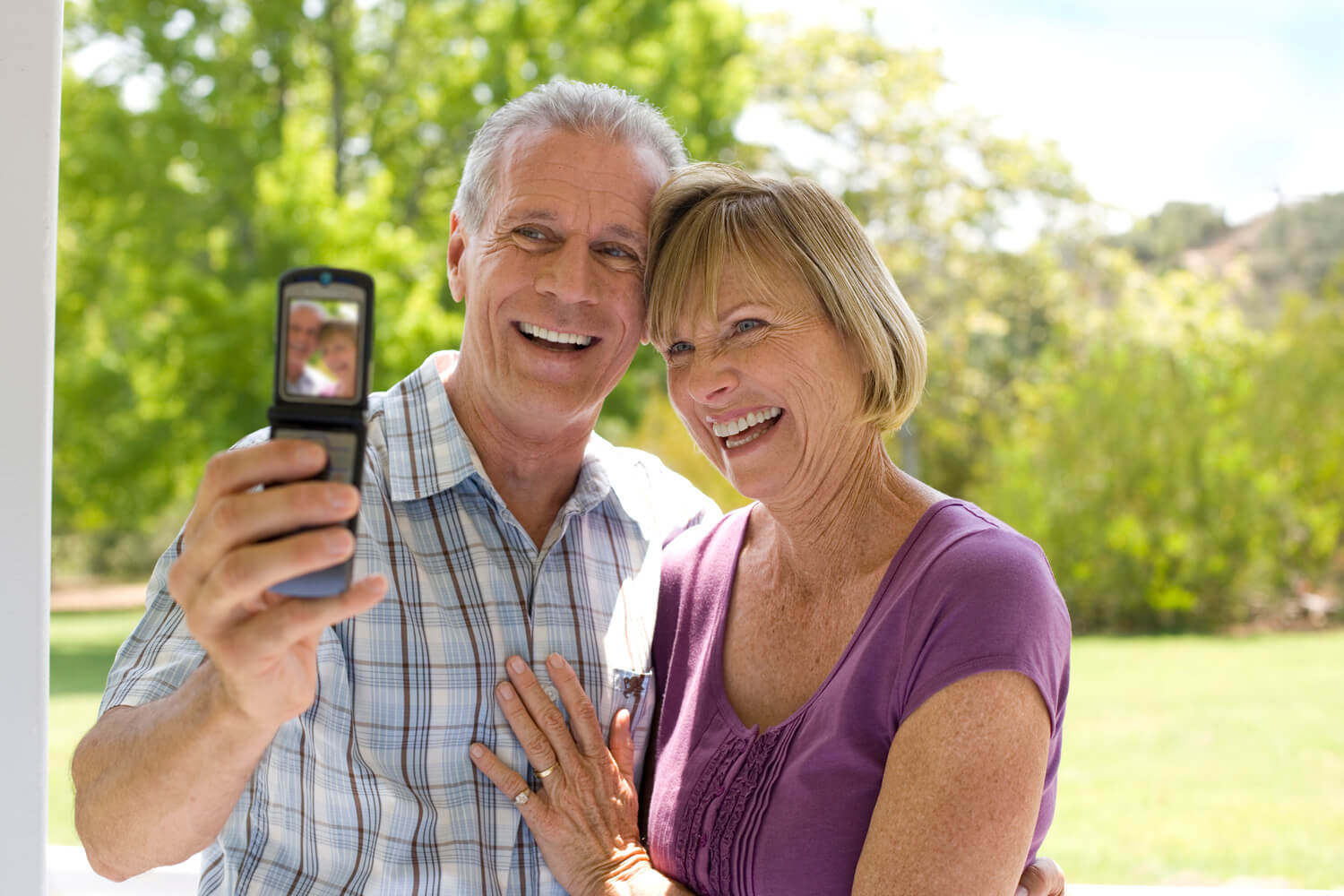 Top 4 Easy-to-Use Flip Phones for Seniors Available Online
