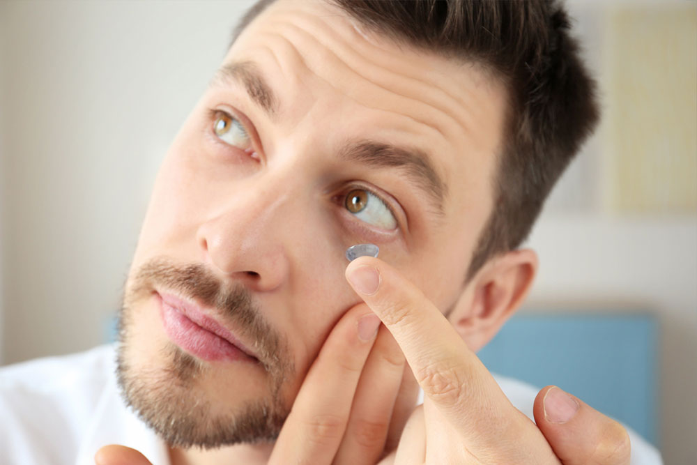 Optimal Contact Lenses for Individuals with Dry Eyes