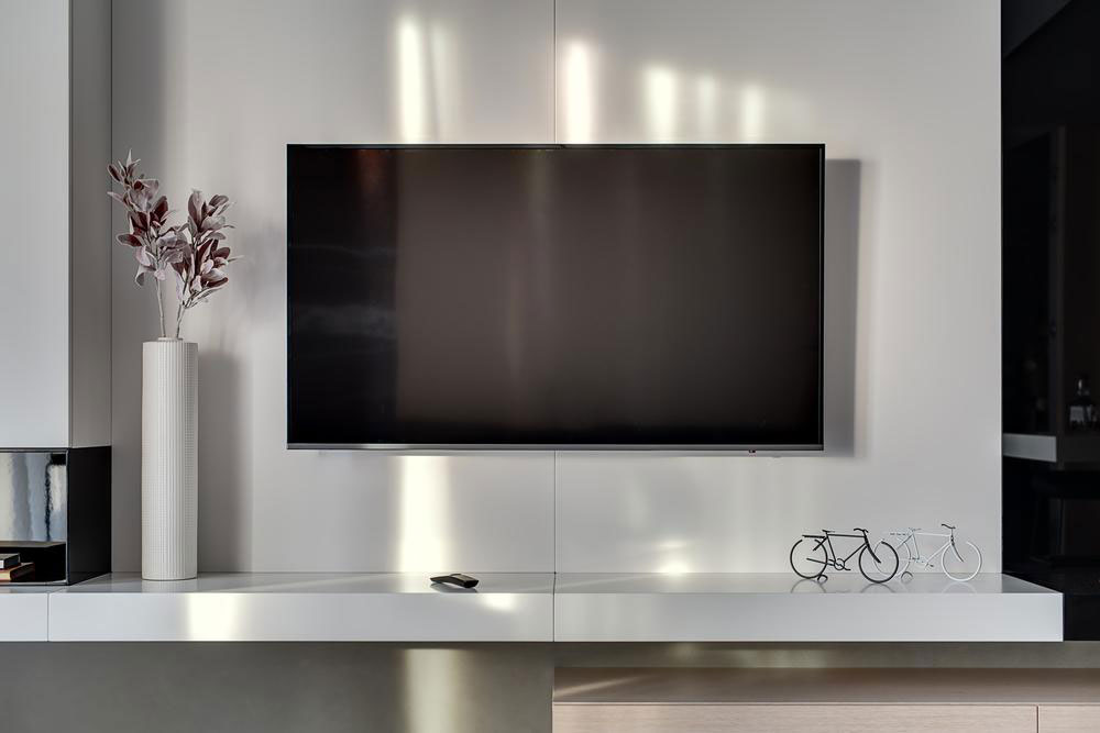 Essential Tips for Choosing the Right TV Surge Protector