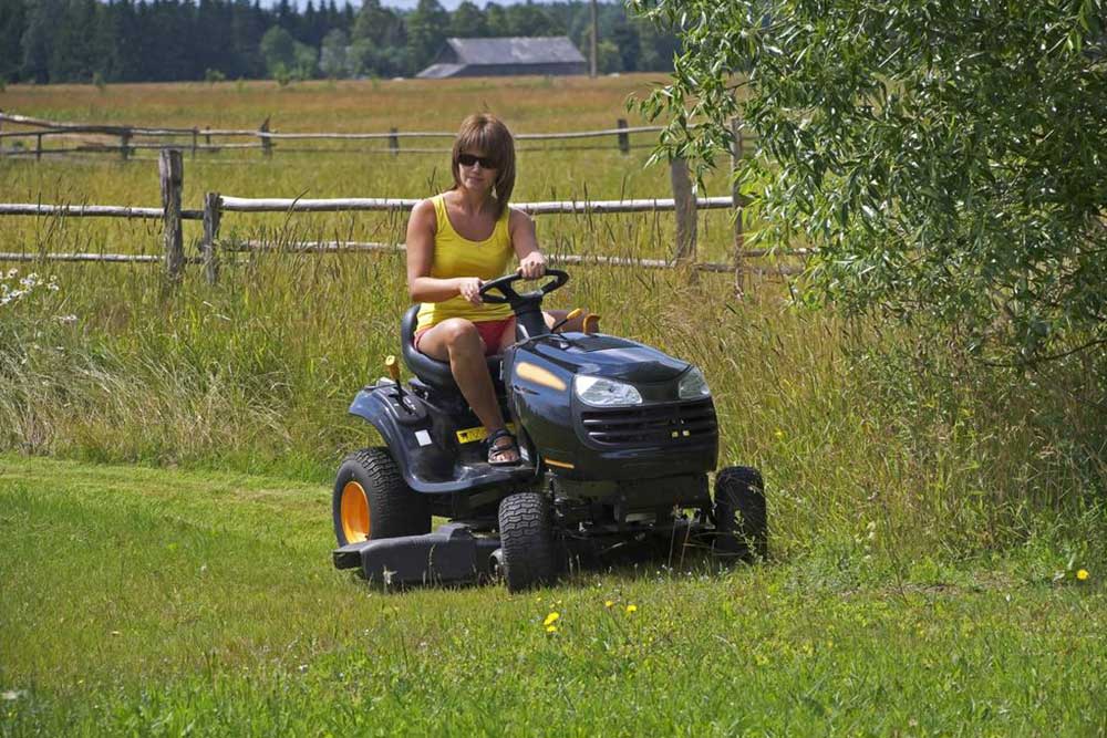 Top 5 Compact Riding Lawn Tractors for Efficient Yard Care