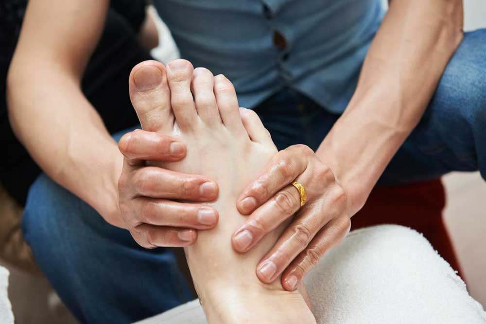 Effective Strategies for Managing Rheumatoid Arthritis and Gout Foot Pain