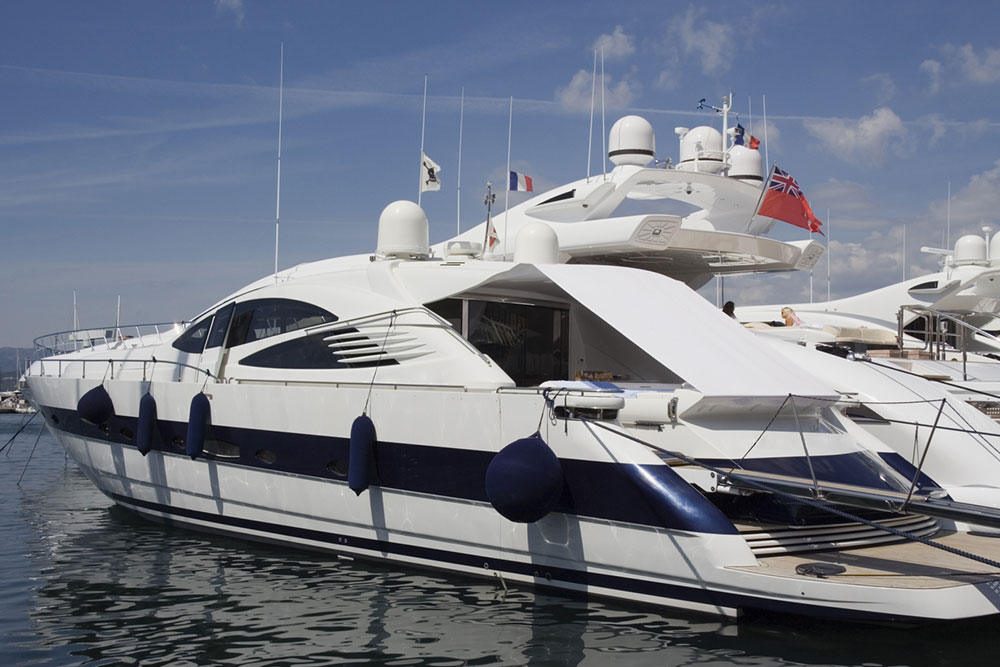Essential Tips for Renting a Luxury Sailing Yacht
