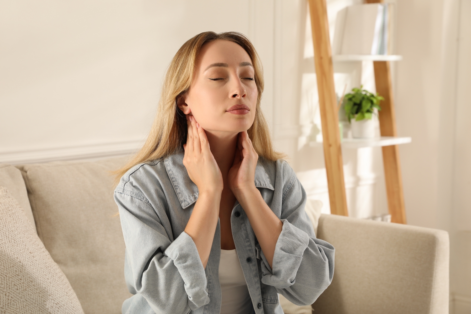 Comprehensive Guide to Recognizing and Understanding Thyroid Cancer: Symptoms, Types, and Early Detection
