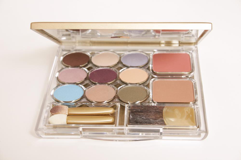 Estée Lauder's Revitalizing Supreme: A Natural Solution for Youthful Skin