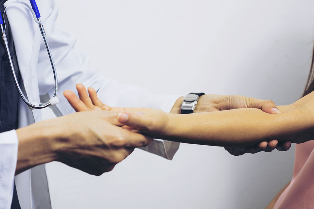 Essential Traits for Choosing the Right Cataract Specialist