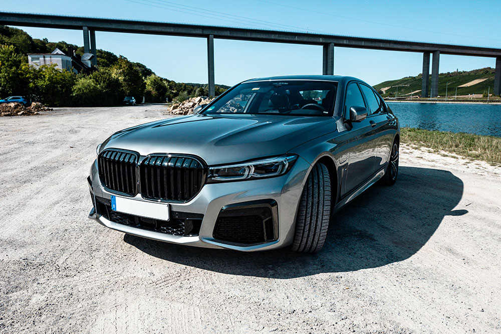 Essential Features to Prioritize When Choosing a Luxury Vehicle
