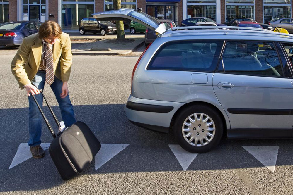 Essential Tips for Choosing the Right Taxi Service Before Booking
