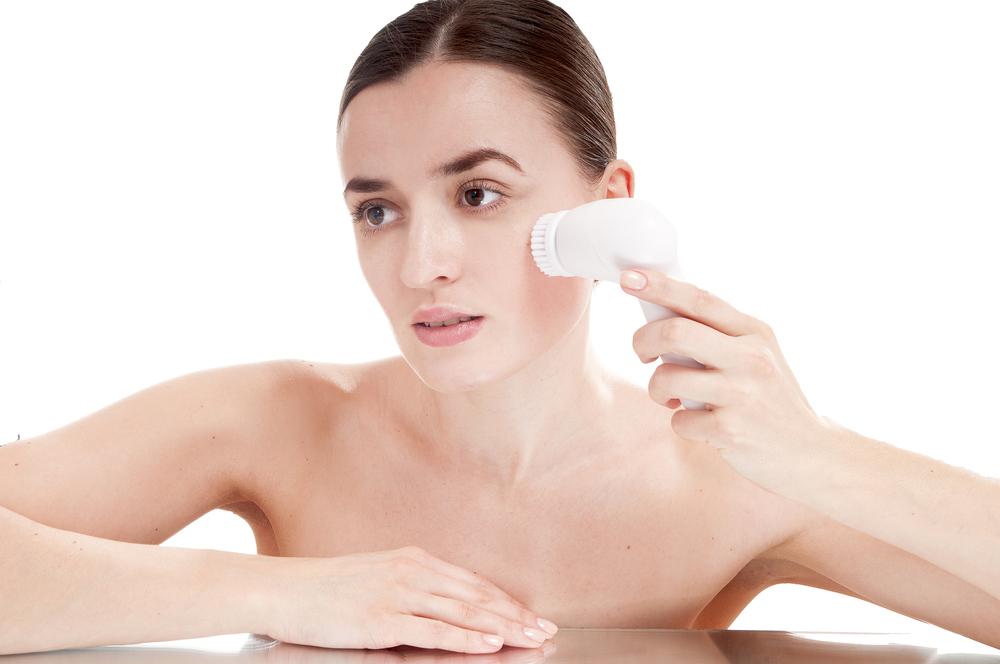Choosing Between Face Wash and Facial Cleanser for Your Skin