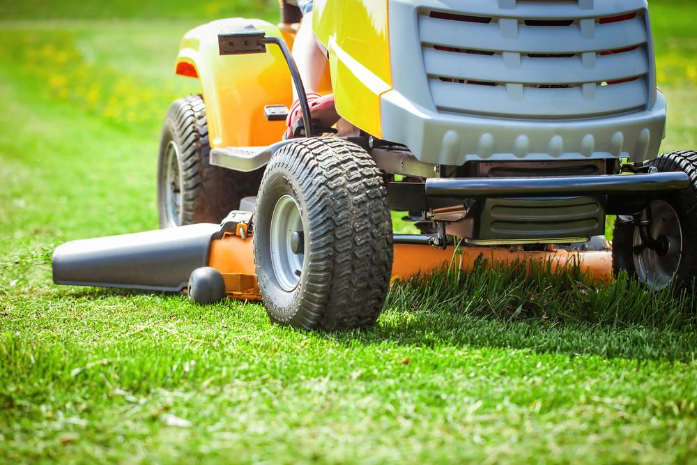 Top 4 Reasons to Choose John Deere Lawn Tractors for Your Yard