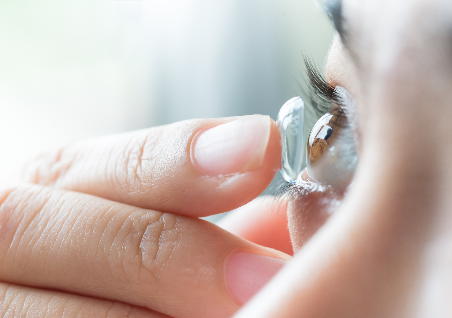Comprehensive Guide to Modern Contact Lenses: Benefits, Types, and Usage Tips