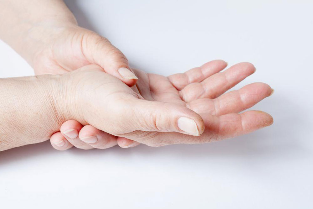 Understanding Rheumatoid Arthritis and Fibromyalgia: Symptoms and Treatment Options