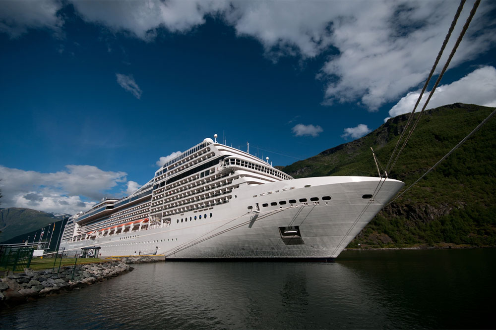 Discover 4 Premium Arctic Cruise Experiences: Luxury Voyages to the Polar Wilderness