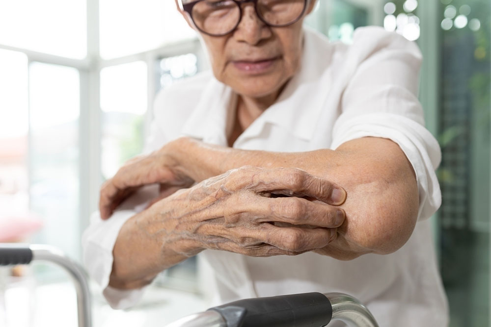 Understanding and Managing Itchy Skin in Elderly Individuals