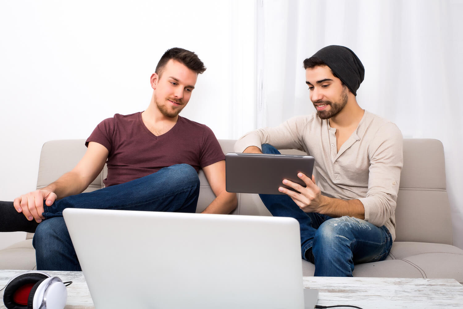 Effective Strategies to Initiate Conversations on Dating Platforms