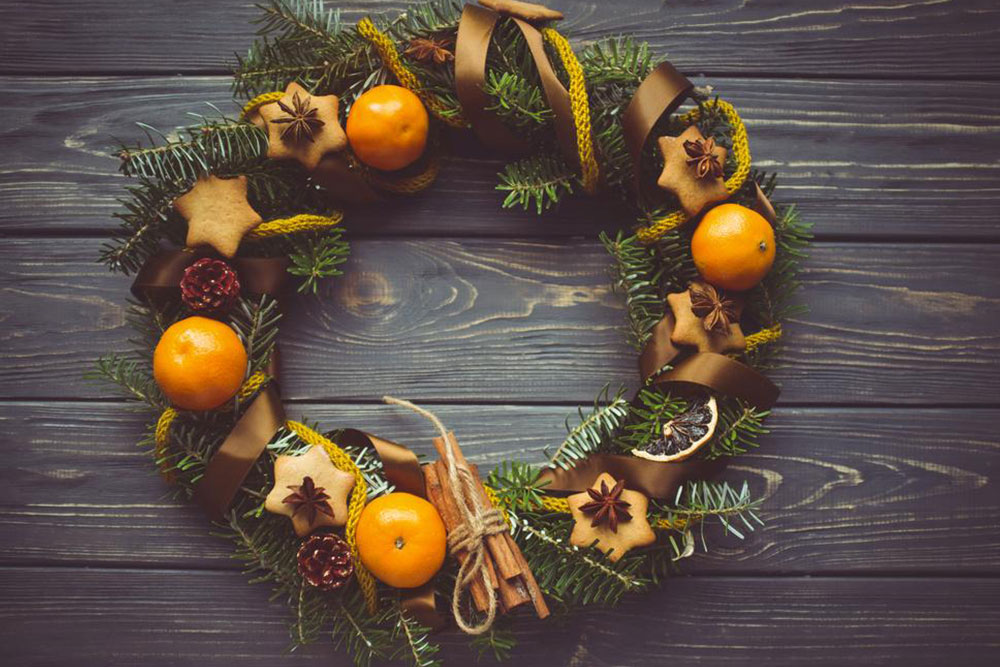 Creative Ways to Decorate Your Outdoor Christmas Wreaths