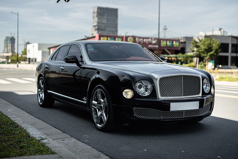 Luxurious Bentley Azure: Key Highlights and Features