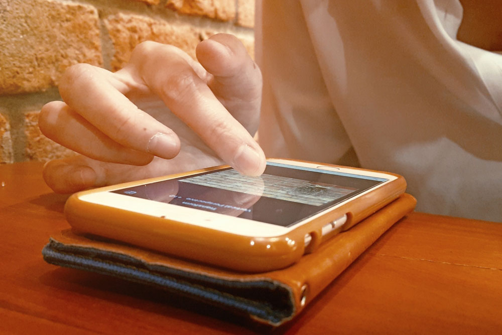 Evolution of Touchscreen Smartphones: A Modern Overview