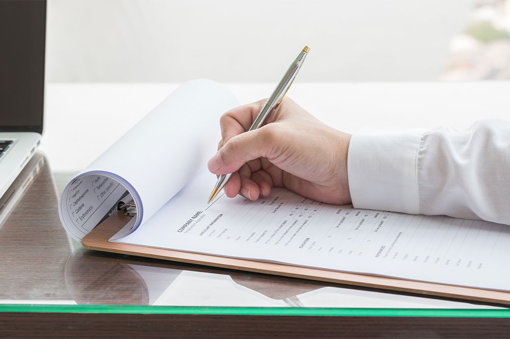 Advantages and Disadvantages of Using an Employer of Record