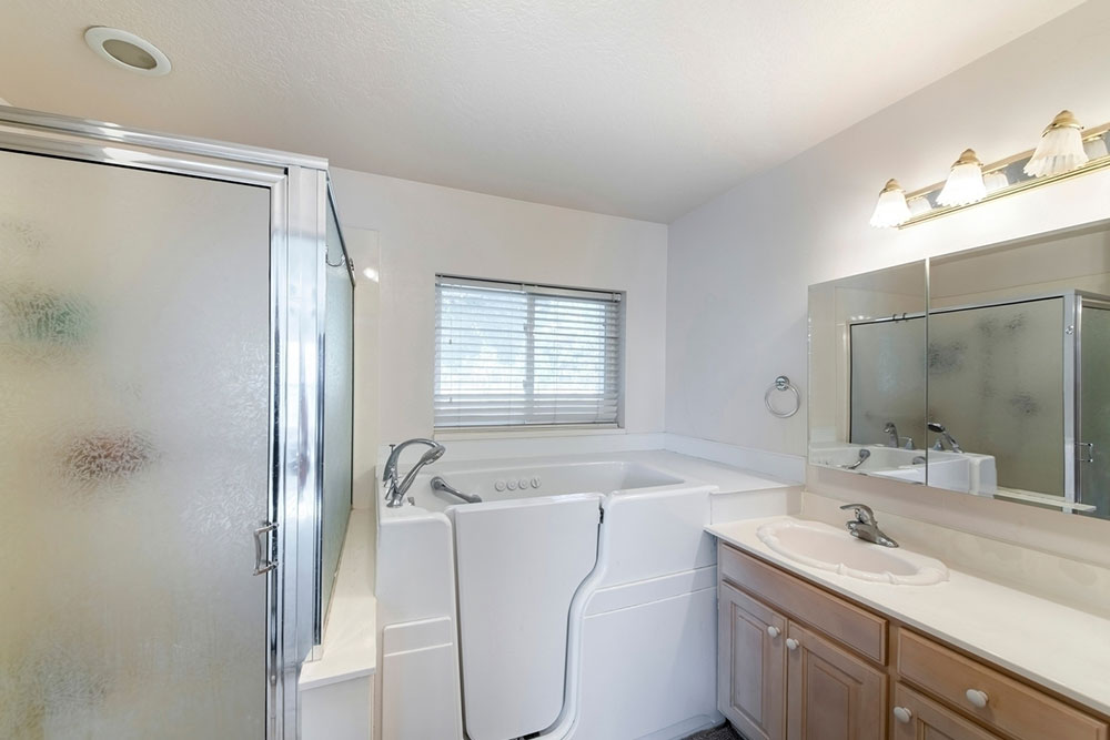 Senior-Friendly Walk-In Bathtubs: Advantages and Budget Tips