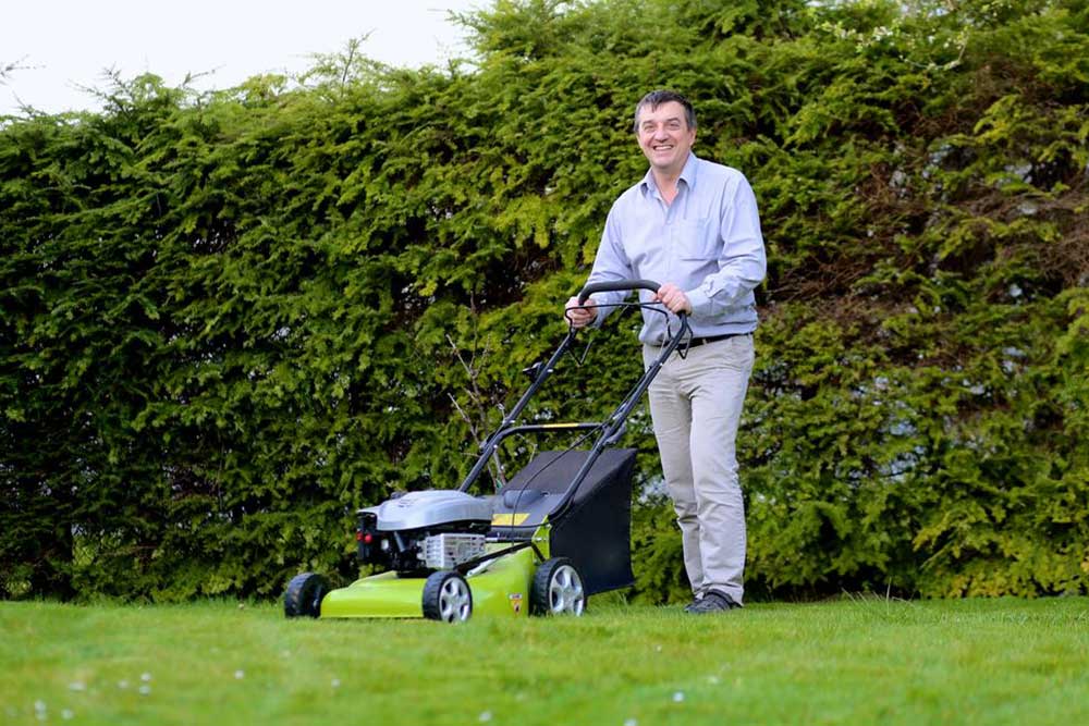 Essential Tips for Choosing the Right Lawn Maintenance Service