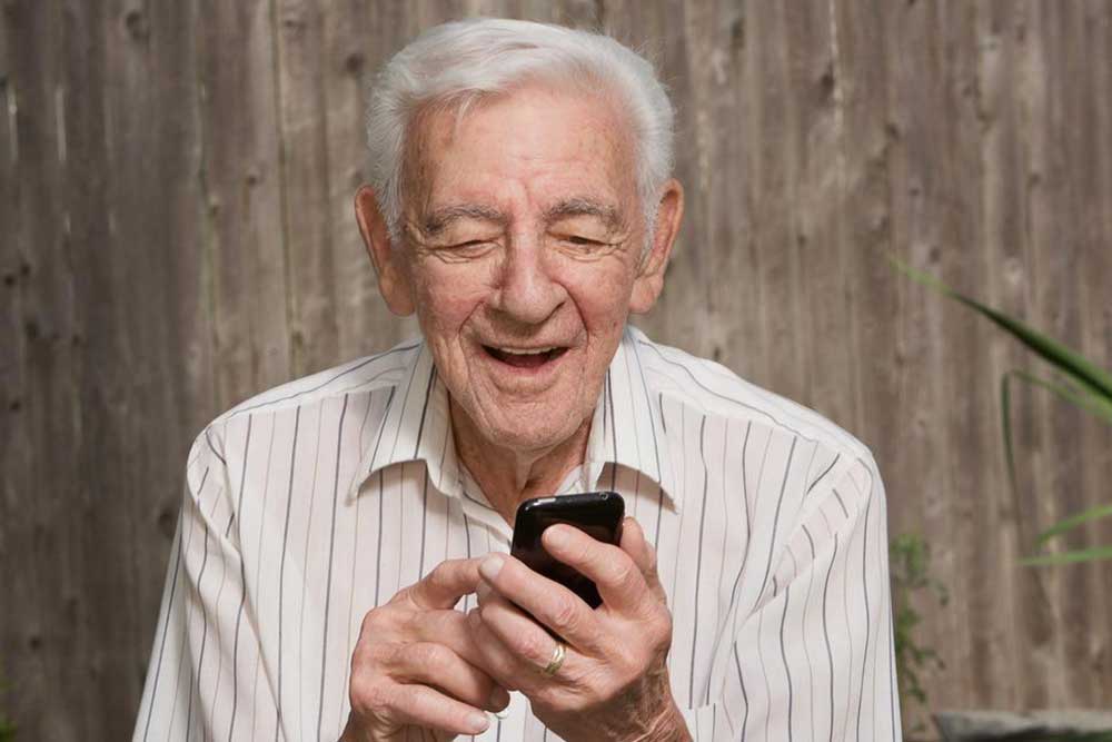Why Seniors Benefit from AARP-Associated Cell Phone Plans