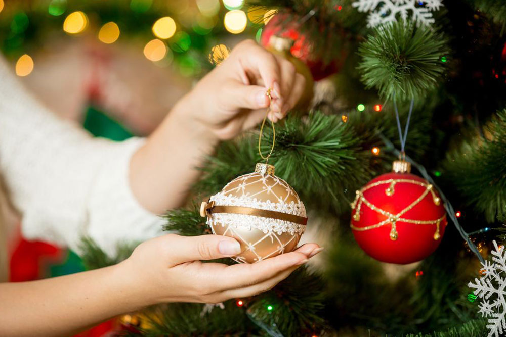 Festive Home Decorations with Budget-Friendly Christmas Crafts