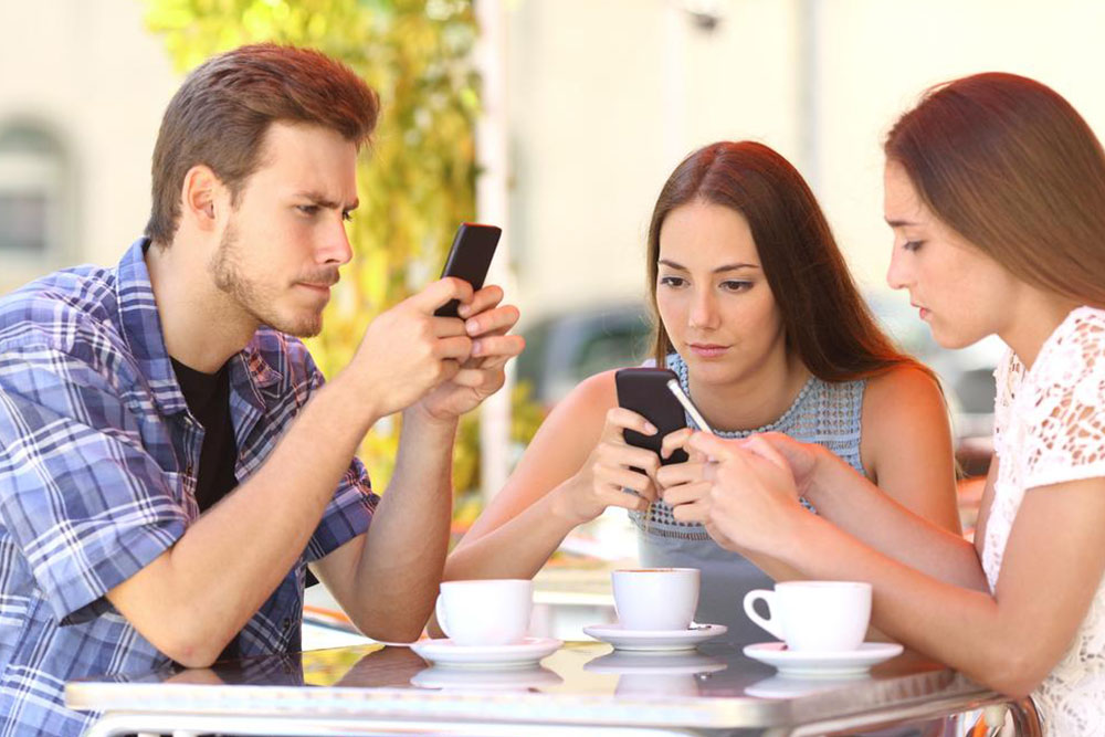Cut Monthly Expenses with TracFone Pay-As-You-Go Phones