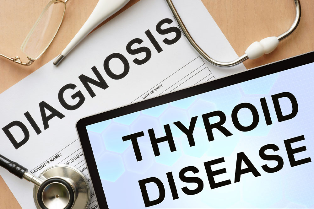 Comprehensive Guide to Thyroid Disorders: Symptoms, Causes, Natural Remedies, and Risks