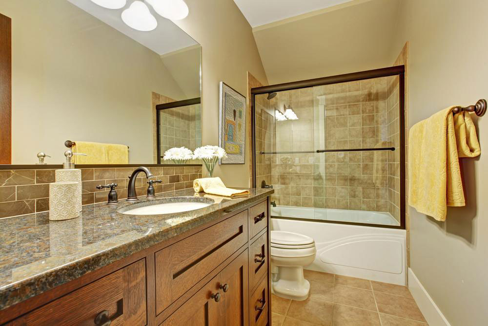 Guide to Different Types of Bathtub Enclosure Doors