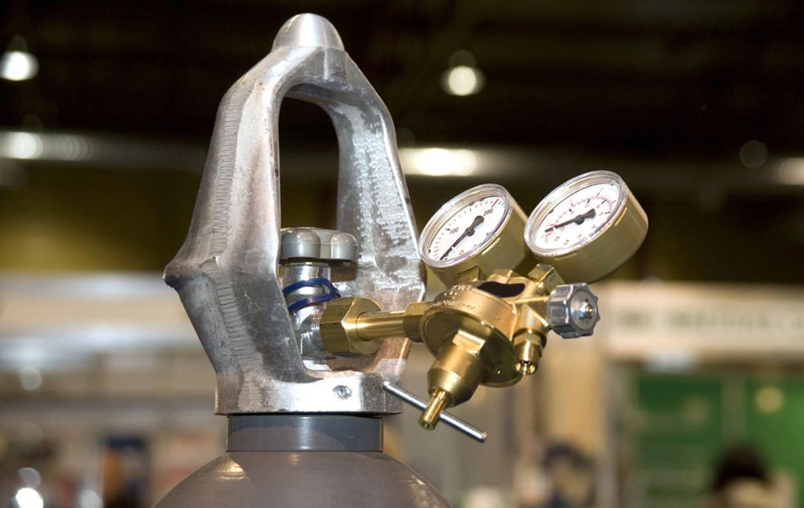 Choosing Between Portable Oxygen Cylinders and Concentrators