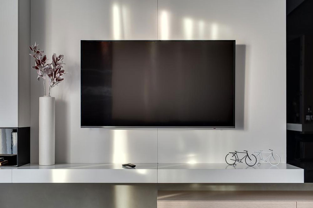 Guide to Choosing the Perfect 80-Inch TV for Your Living Room