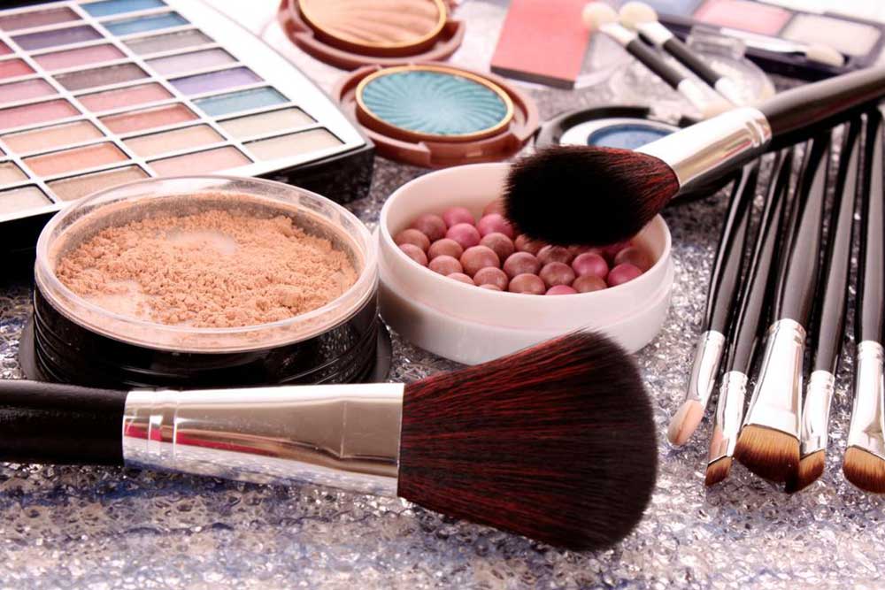 Must-Have Items for Your Makeup Collection: Free Mascara Samples, Huda Beauty Eye Palette, Ideal Foundations for Oily Skin