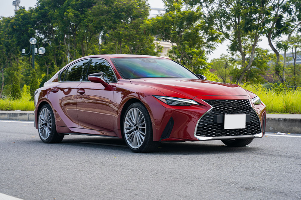 Luxurious Hybrid Sedan: The Lexus LS 500h Overview