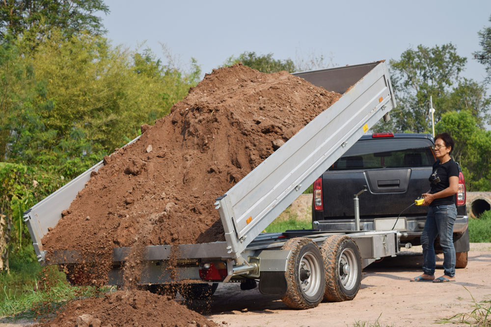 Choosing Between End and Side Dump Trailers for Your Business