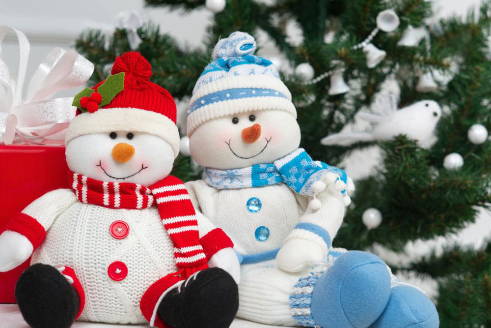 Guide to Decorating with Inflatable Snowmen for the Holidays