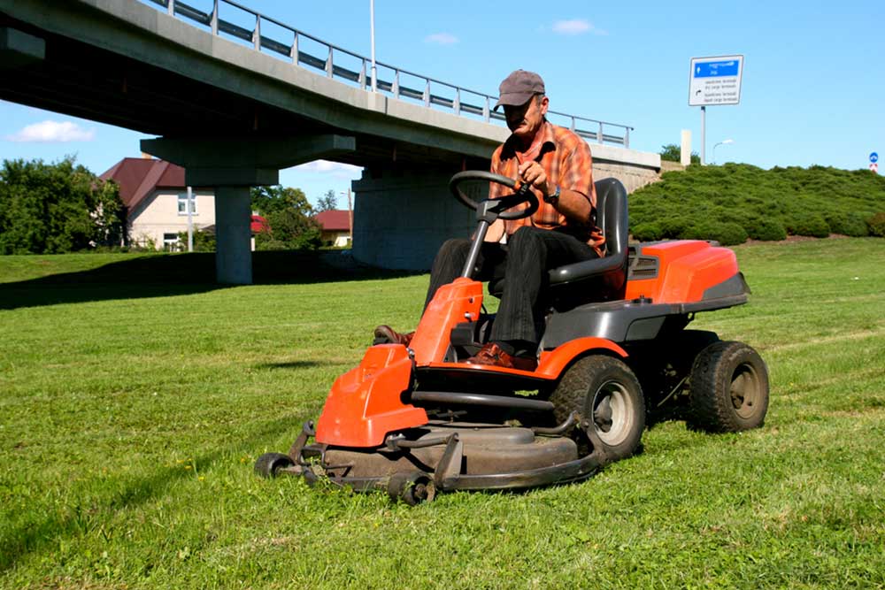 Essential Guide to Choosing and Using Riding Lawnmowers
