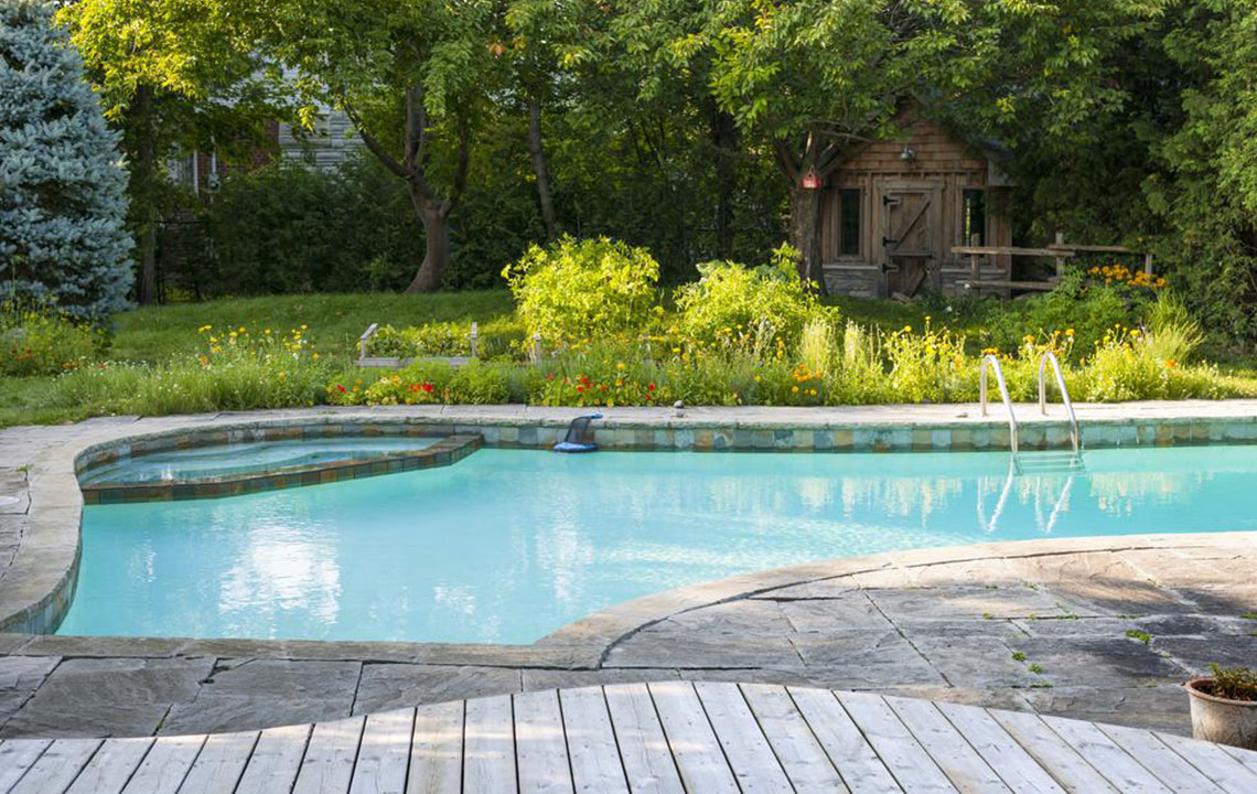 Top Advantages of Choosing Fiberglass Pools Over Concrete Counterparts
