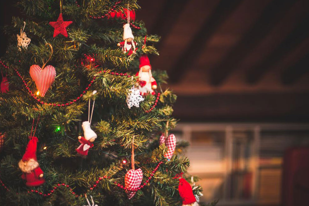 Creative Christmas Tree Decorating Ideas and Themes