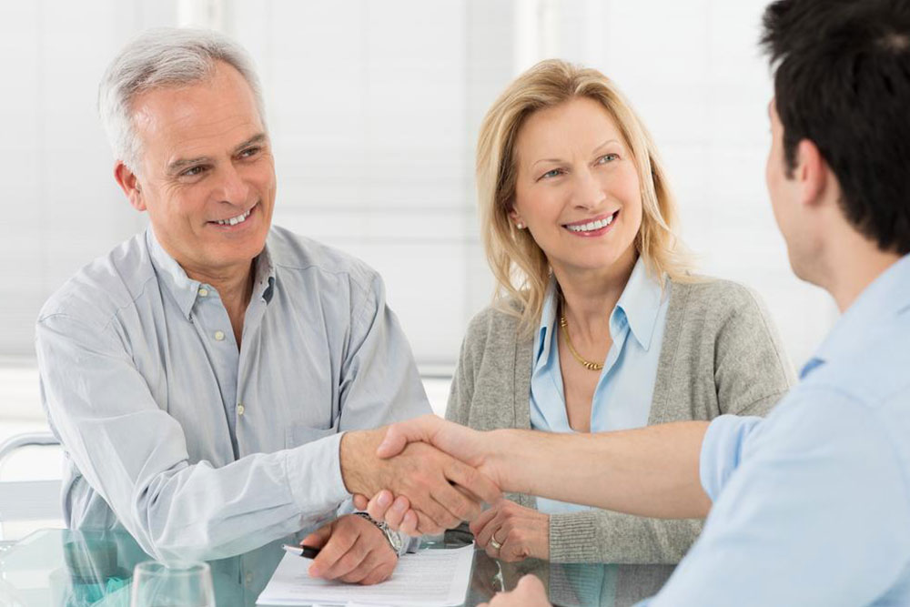 Advantages and Disadvantages of Hiring Financial Consultants