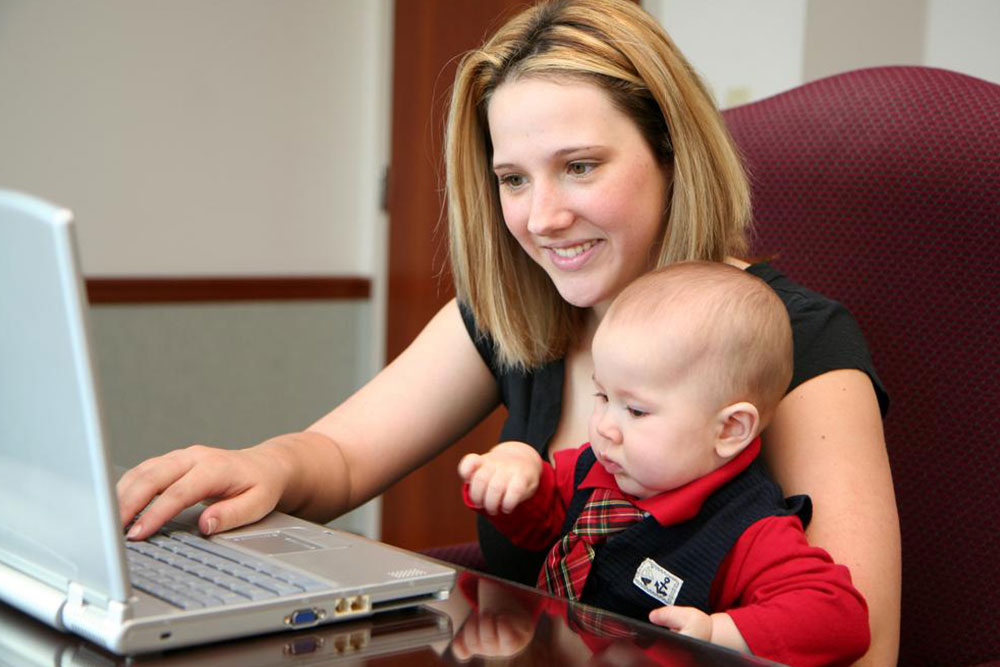Advantages of Running a Home-Based Business for Mothers