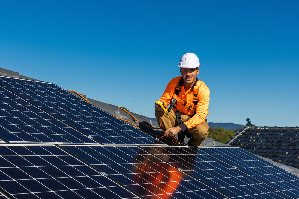 Eco-Friendly Solar Power Solutions for Homes: Investment and Savings Tips