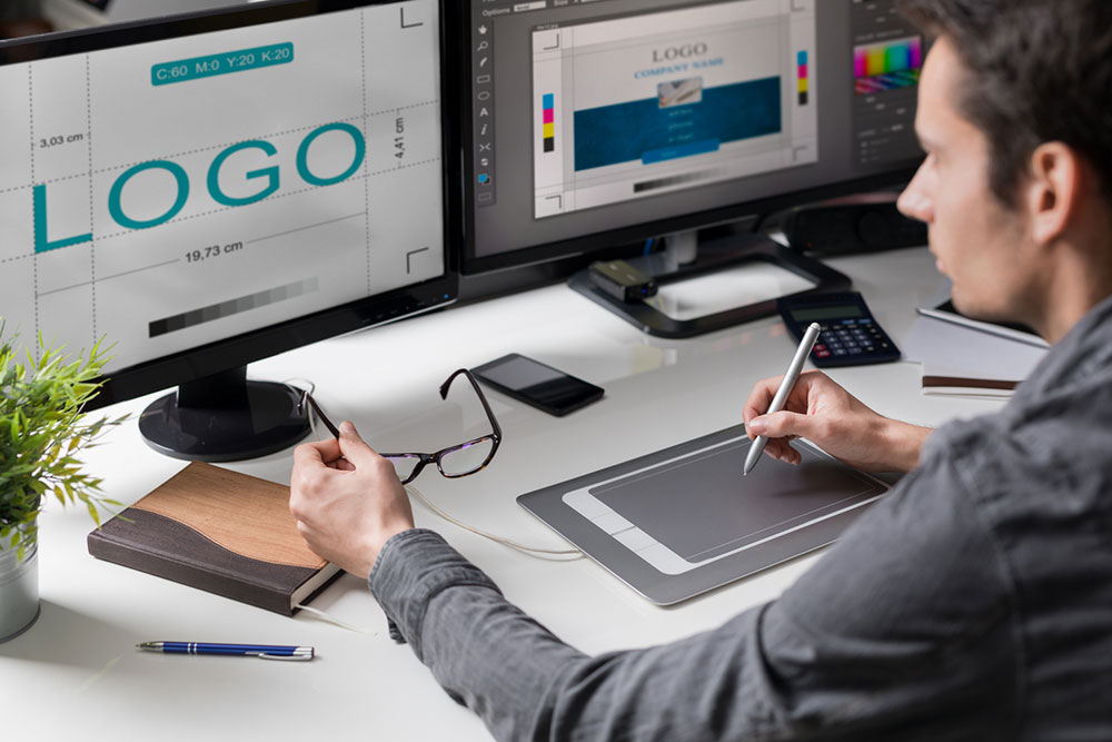 Pursuing an Online Bachelor's Degree in Graphic Design: Key Insights and Leading Universities