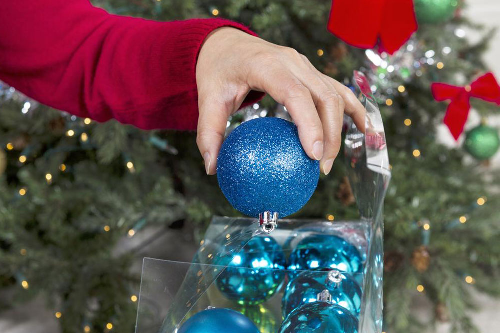 Choosing the Perfect Santa Tree Topper for Your Holiday Decor