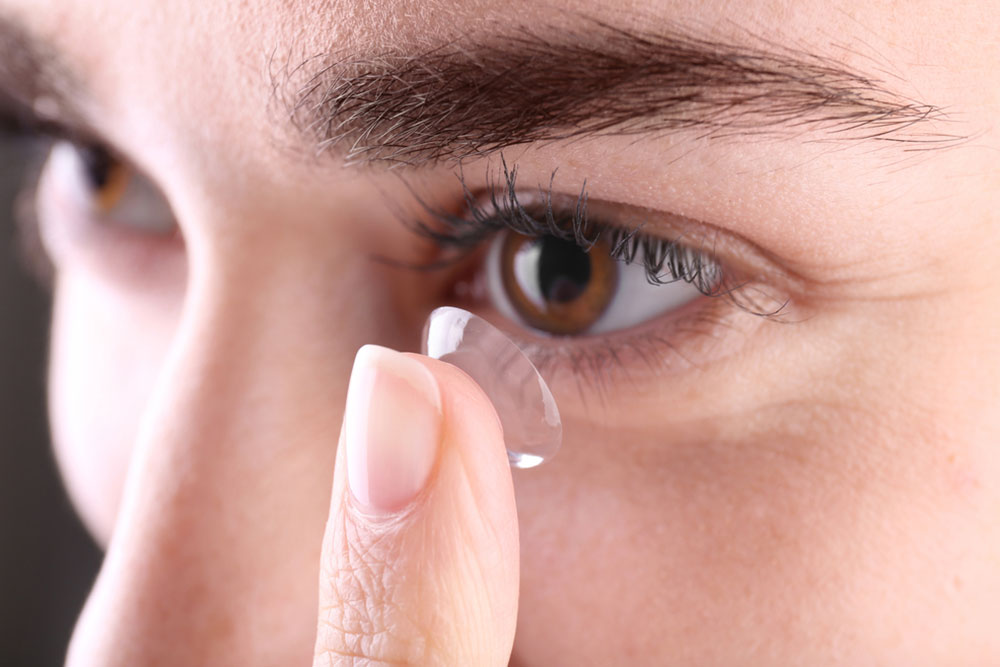 Top 4 Contact Lenses to Alleviate Dry Eye Discomfort