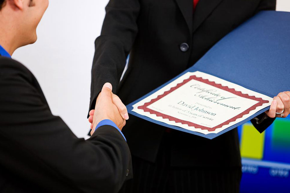 The Comprehensive Benefits of Employee Recognition Through Awards