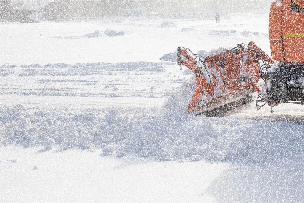 Deciding Between Hiring a Snow Removal Service and Doing It Yourself